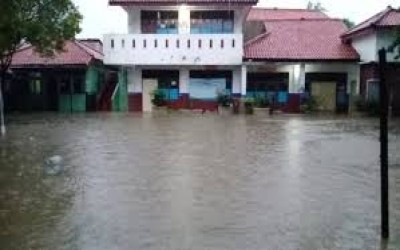 Banjir kembali menggenang sekolah SDN Mekarsari 3 di saat proses pembelajaran berlangsung